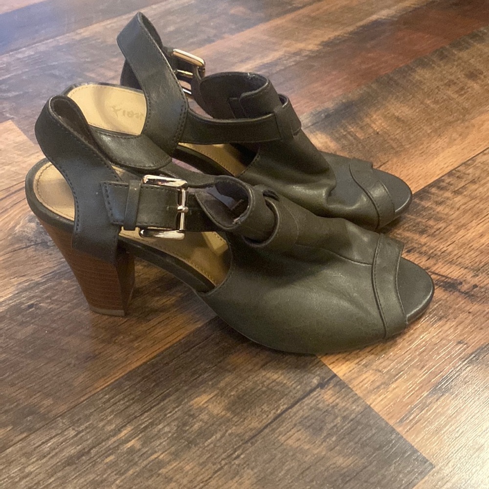 Fioni peep toes heels size 7